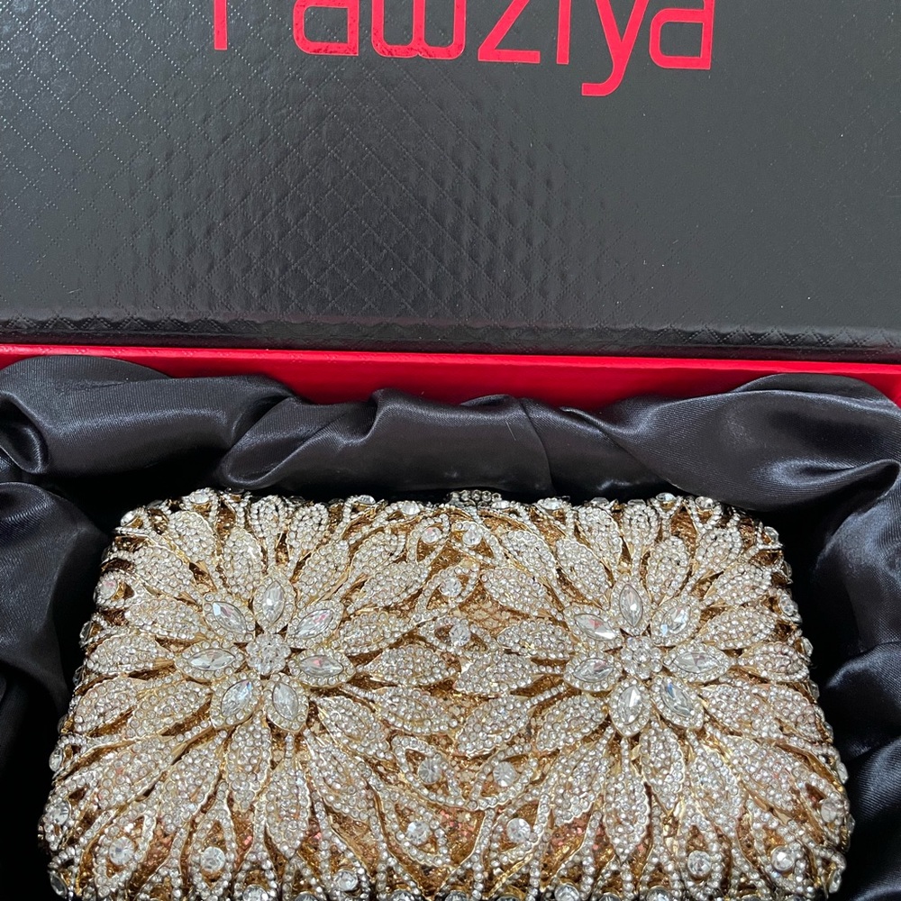 Gorgeous and elegant gold clutch handbag. Used once for my daughters wedding.